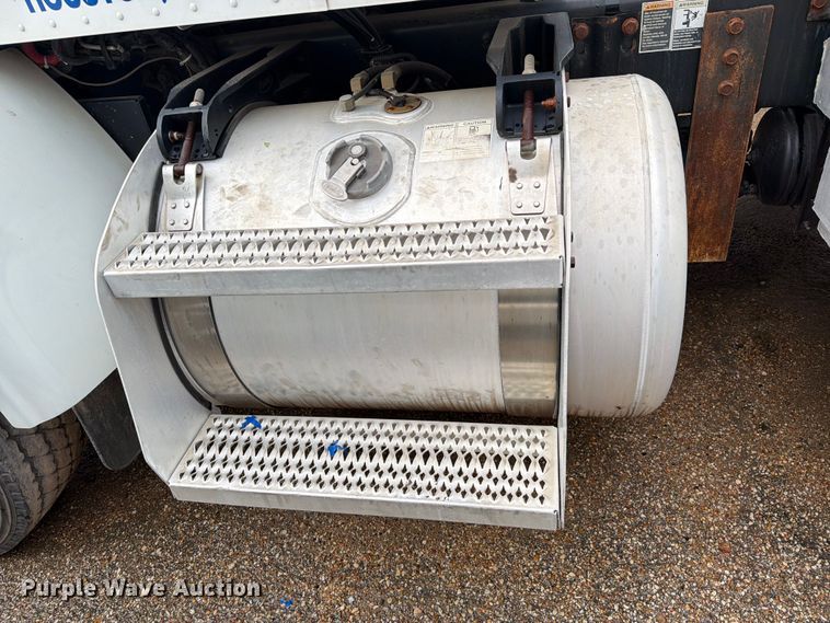 image for item EA7339 2011 Peterbilt 365 fuel truck