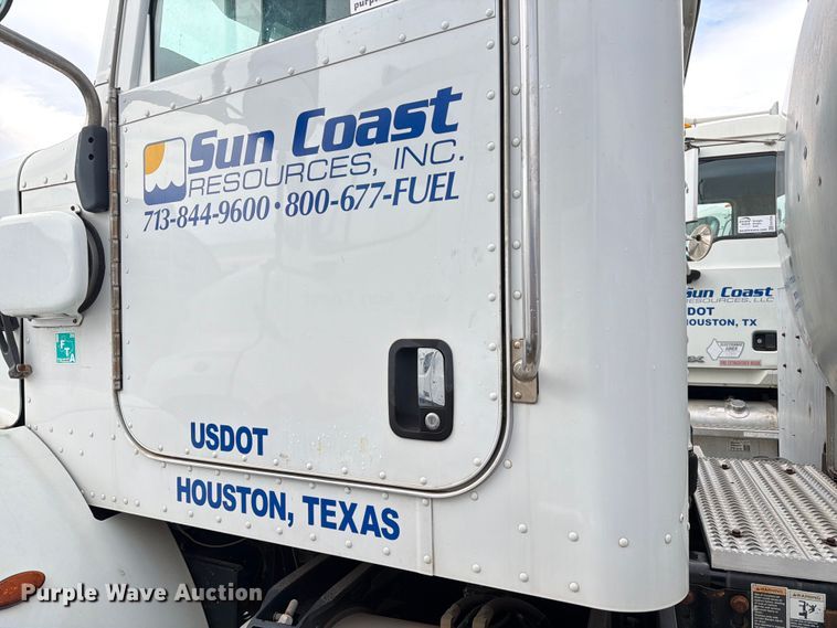 image for item EA7339 2011 Peterbilt 365 fuel truck