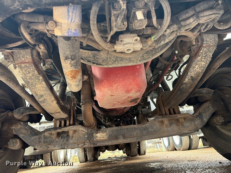 image for item EA7339 2011 Peterbilt 365 fuel truck