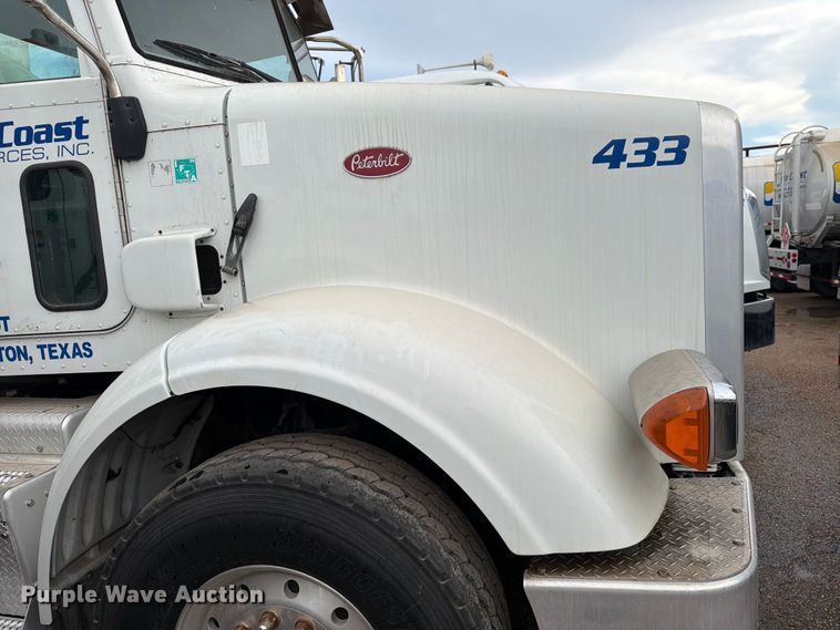 image for item EA7339 2011 Peterbilt 365 fuel truck
