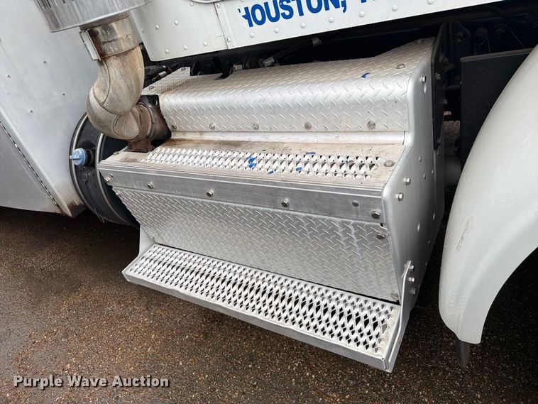 image for item EA7339 2011 Peterbilt 365 fuel truck