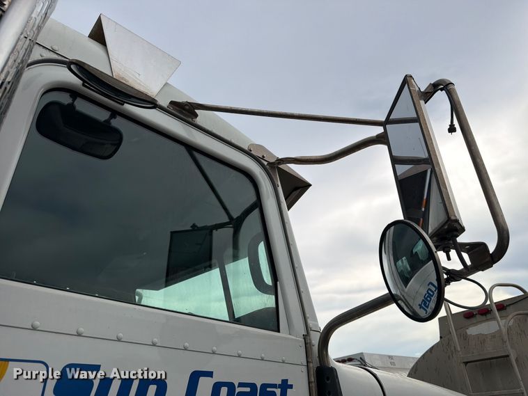 image for item EA7339 2011 Peterbilt 365 fuel truck