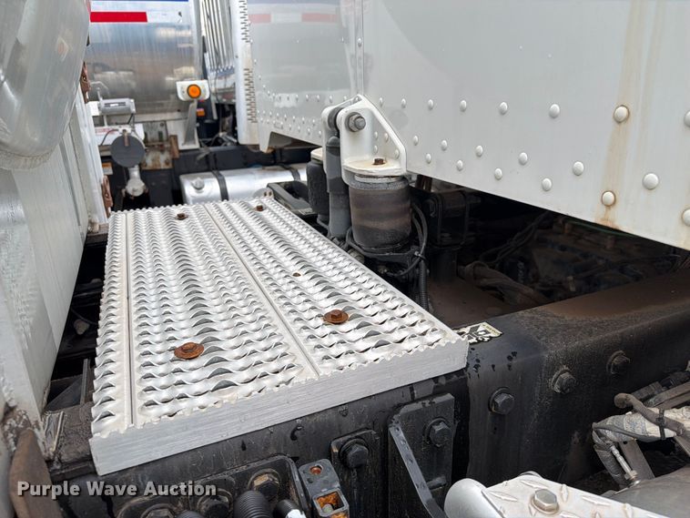 image for item EA7339 2011 Peterbilt 365 fuel truck