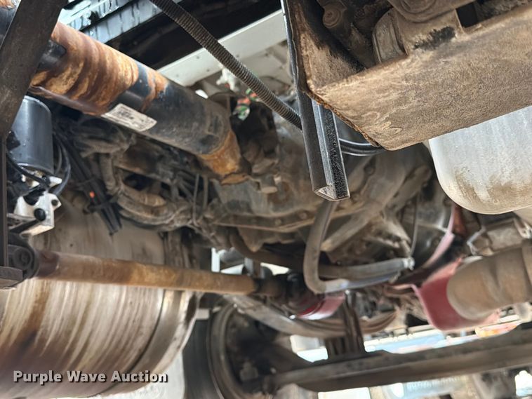 image for item EA7339 2011 Peterbilt 365 fuel truck