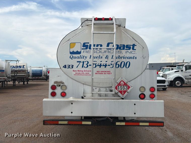 image for item EA7339 2011 Peterbilt 365 fuel truck