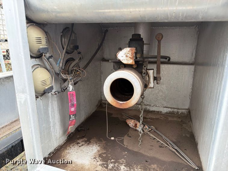 image for item EA7339 2011 Peterbilt 365 fuel truck
