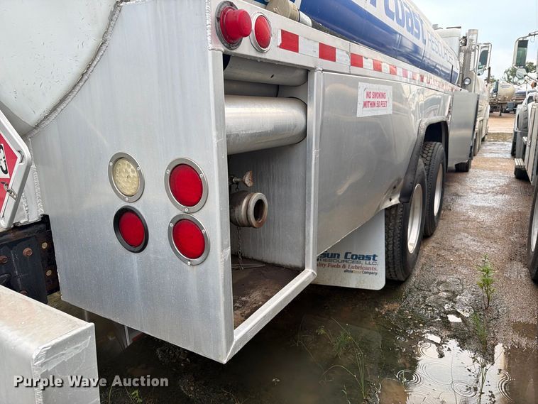 image for item EA7339 2011 Peterbilt 365 fuel truck