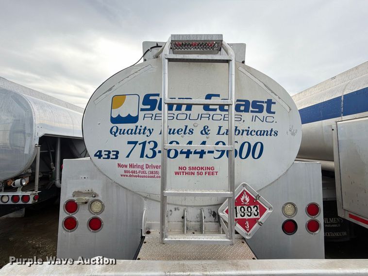 image for item EA7339 2011 Peterbilt 365 fuel truck