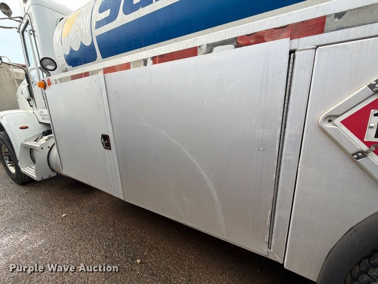 image for item EA7339 2011 Peterbilt 365 fuel truck