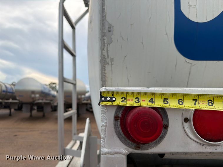 image for item EA7339 2011 Peterbilt 365 fuel truck
