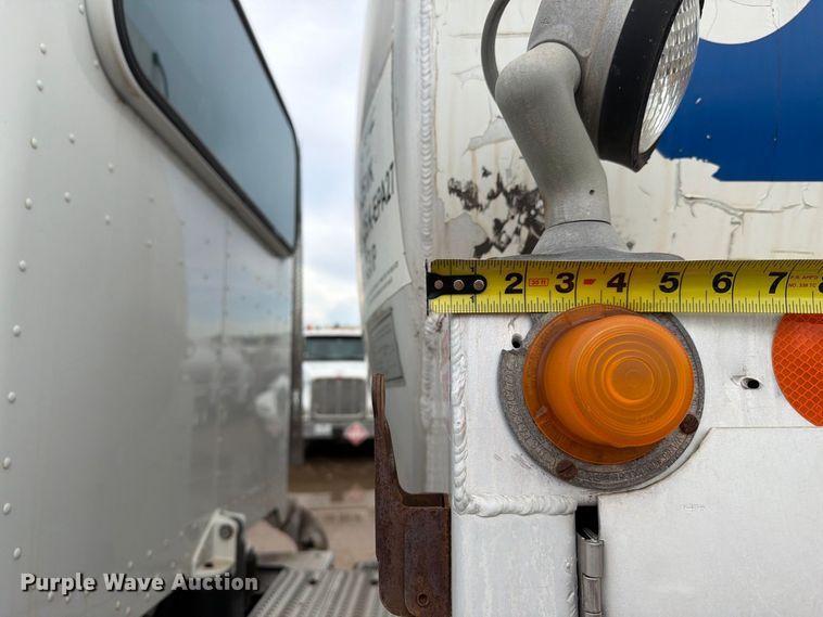 image for item EA7339 2011 Peterbilt 365 fuel truck