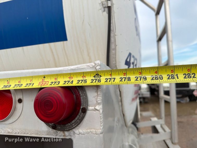 image for item EA7339 2011 Peterbilt 365 fuel truck