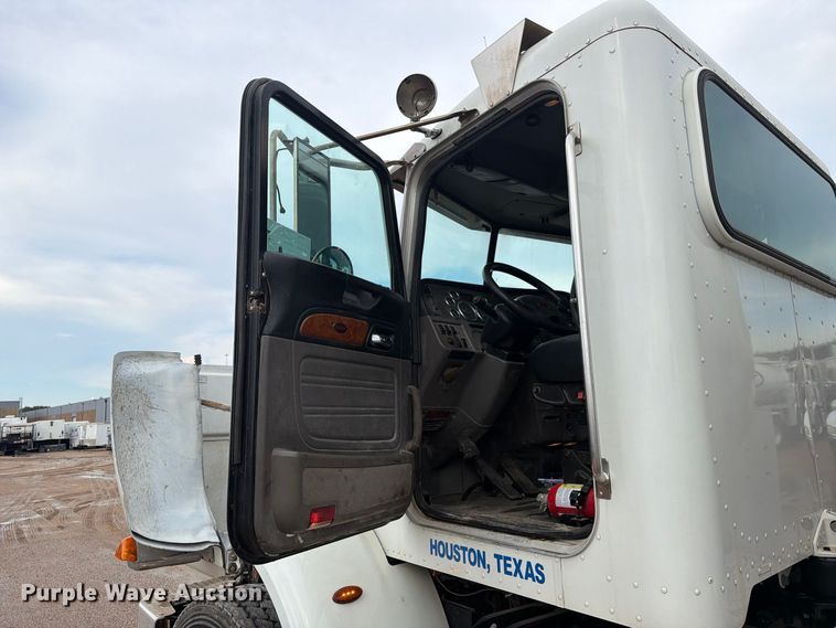 image for item EA7339 2011 Peterbilt 365 fuel truck