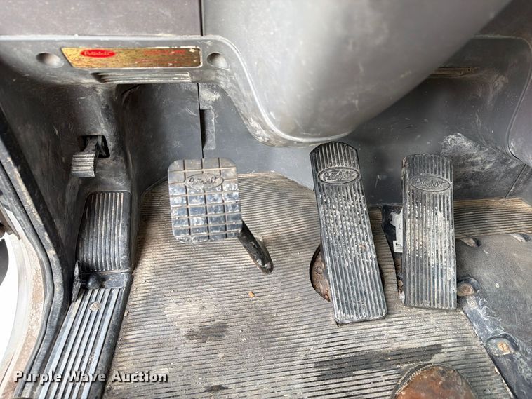 image for item EA7339 2011 Peterbilt 365 fuel truck