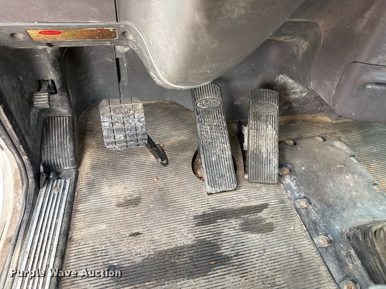 image for item EA7339 2011 Peterbilt 365 fuel truck