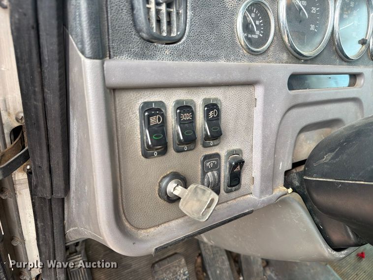 image for item EA7339 2011 Peterbilt 365 fuel truck