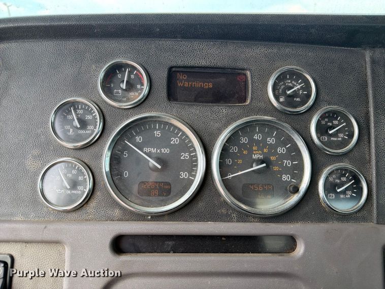 image for item EA7339 2011 Peterbilt 365 fuel truck