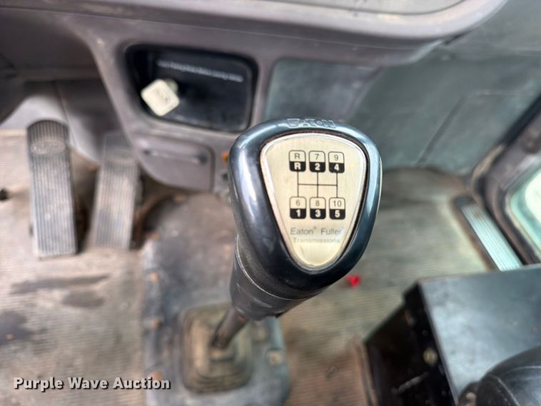 image for item EA7339 2011 Peterbilt 365 fuel truck