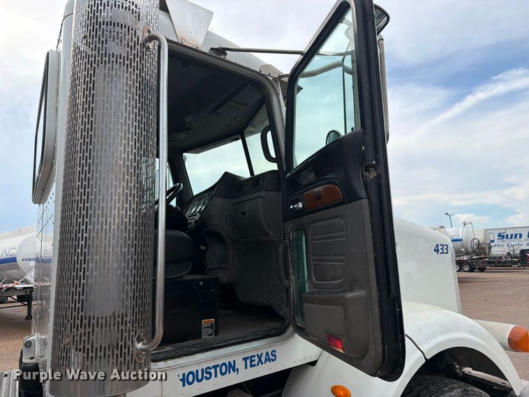 image for item EA7339 2011 Peterbilt 365 fuel truck