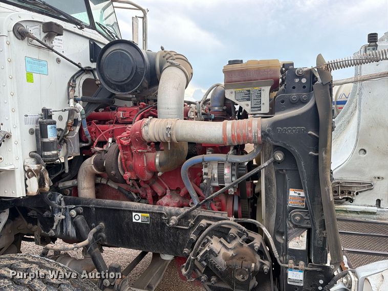 image for item EA7339 2011 Peterbilt 365 fuel truck