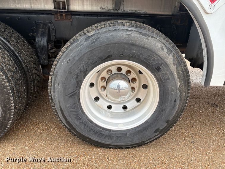 image for item EA7339 2011 Peterbilt 365 fuel truck
