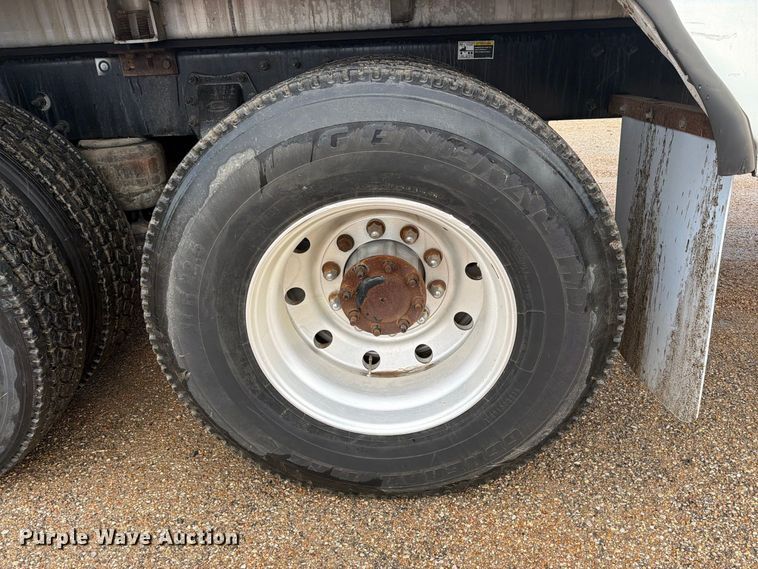 image for item EA7339 2011 Peterbilt 365 fuel truck