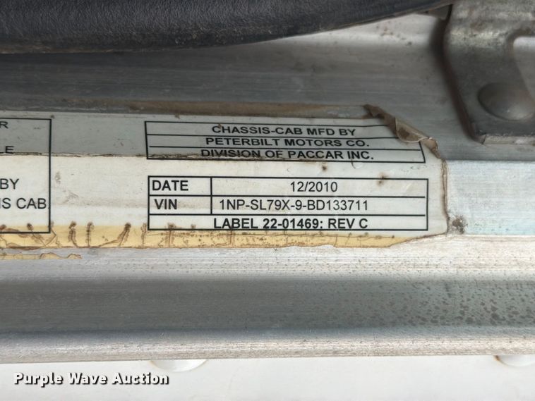 image for item EA7339 2011 Peterbilt 365 fuel truck
