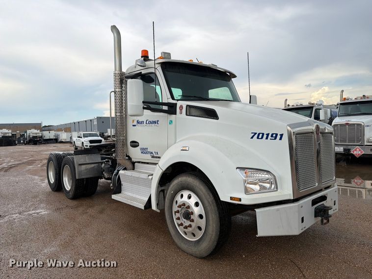 image for item EA7340 2016 Kenworth T880 semi truck