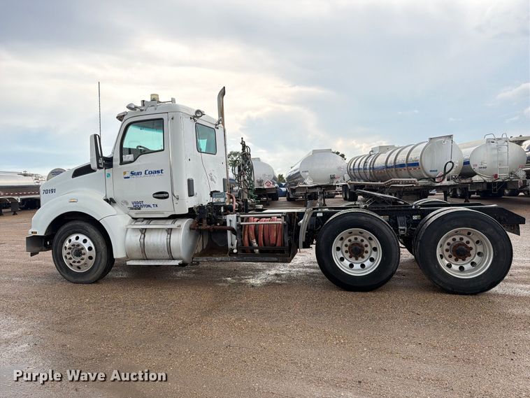 image for item EA7340 2016 Kenworth T880 semi truck