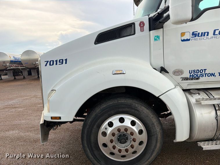 image for item EA7340 2016 Kenworth T880 semi truck
