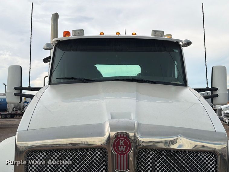 image for item EA7340 2016 Kenworth T880 semi truck