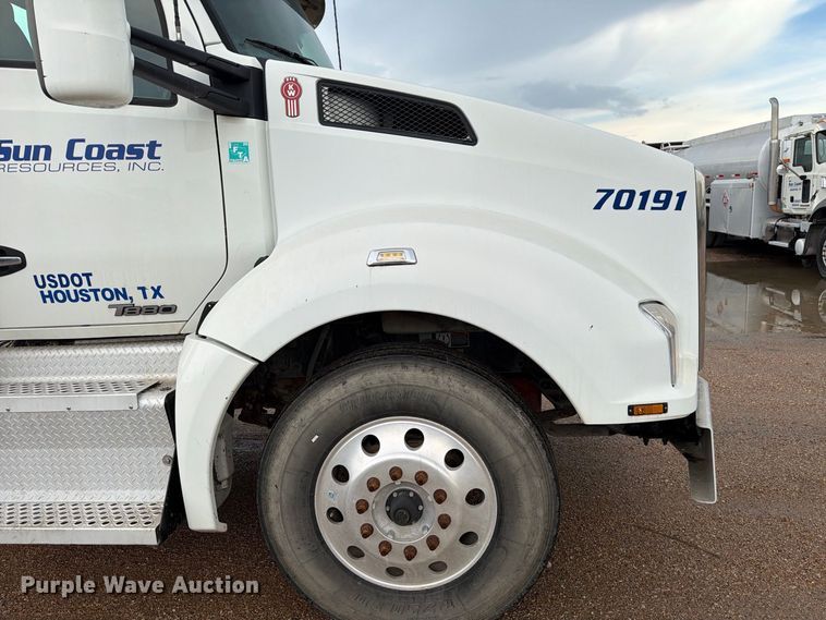 image for item EA7340 2016 Kenworth T880 semi truck