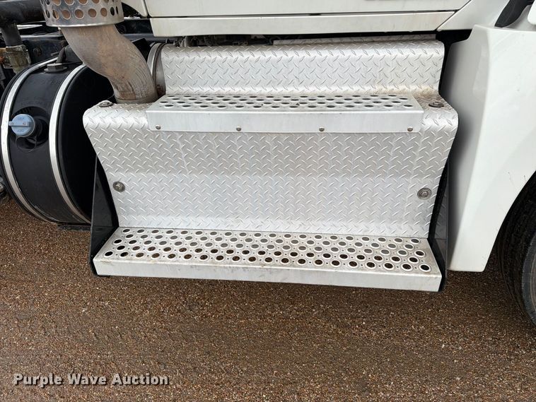 image for item EA7340 2016 Kenworth T880 semi truck