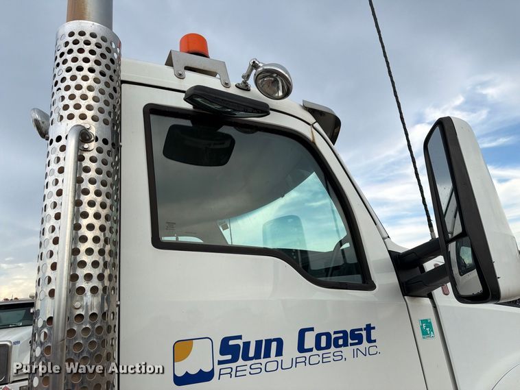 image for item EA7340 2016 Kenworth T880 semi truck
