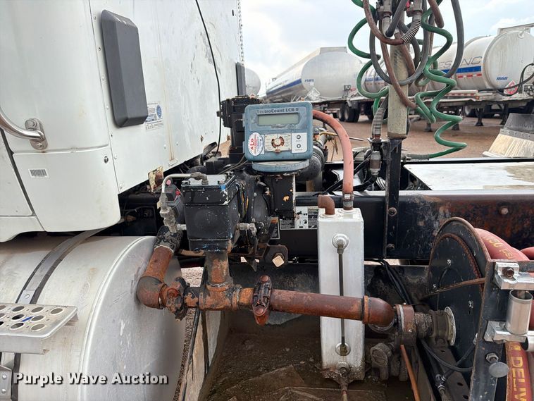 image for item EA7340 2016 Kenworth T880 semi truck