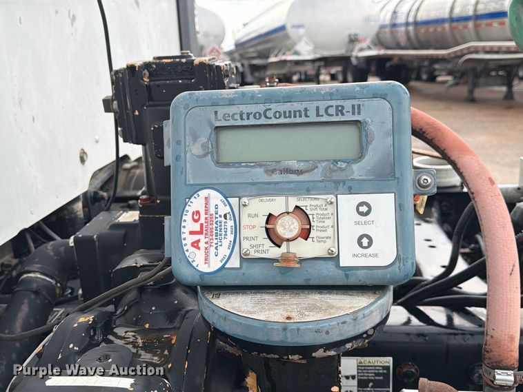 image for item EA7340 2016 Kenworth T880 semi truck