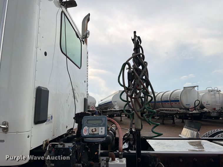 image for item EA7340 2016 Kenworth T880 semi truck