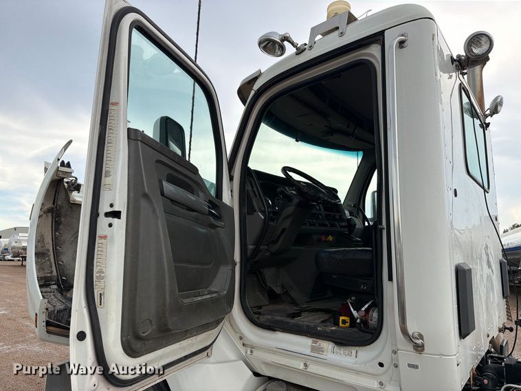 image for item EA7340 2016 Kenworth T880 semi truck