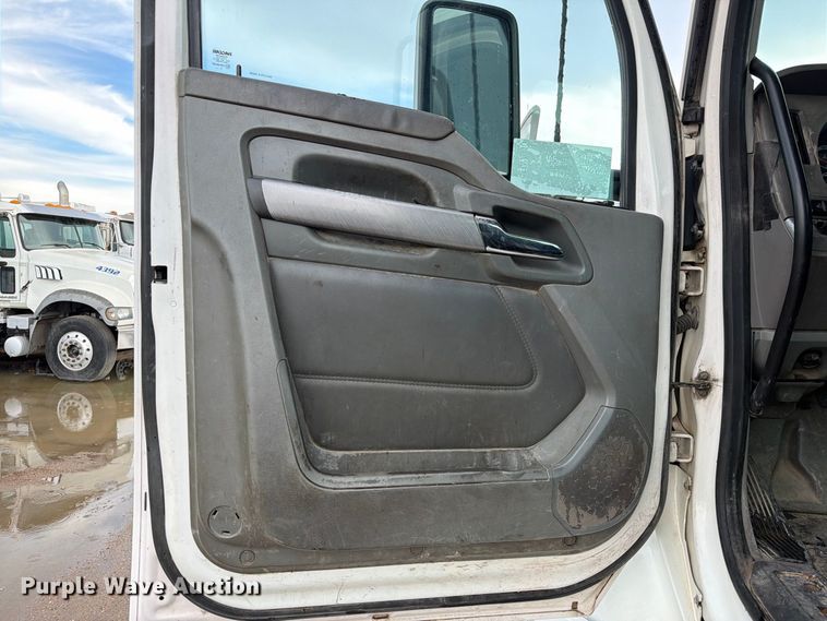 image for item EA7340 2016 Kenworth T880 semi truck