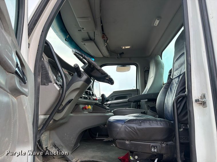 image for item EA7340 2016 Kenworth T880 semi truck