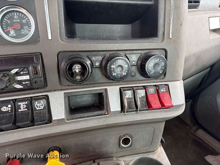 image for item EA7340 2016 Kenworth T880 semi truck