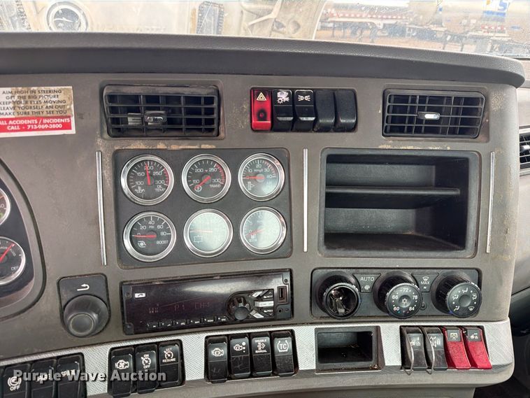image for item EA7340 2016 Kenworth T880 semi truck