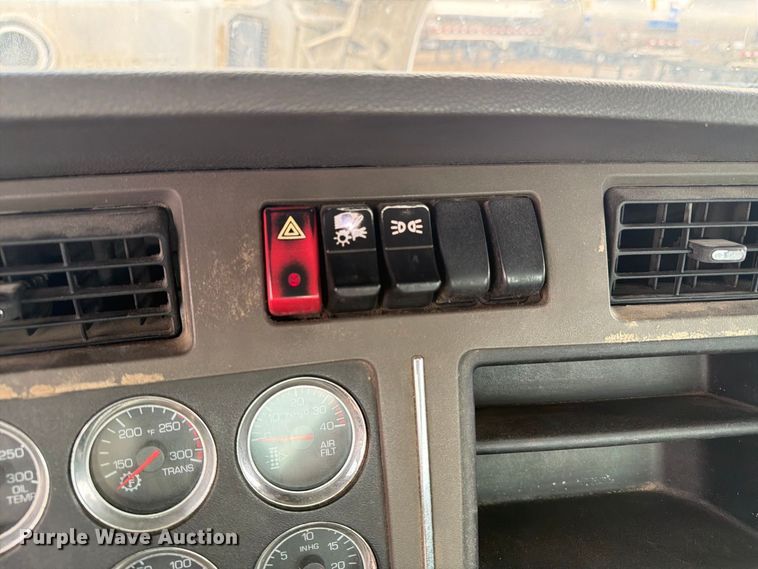 image for item EA7340 2016 Kenworth T880 semi truck