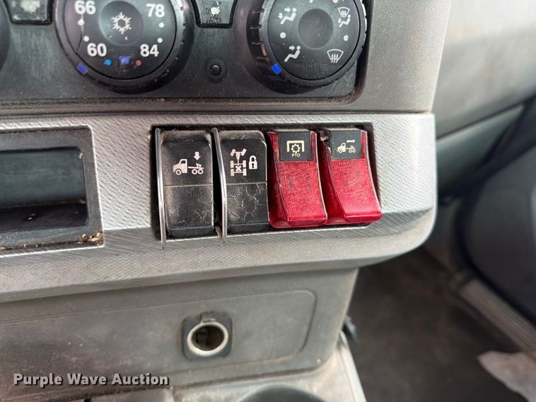 image for item EA7340 2016 Kenworth T880 semi truck