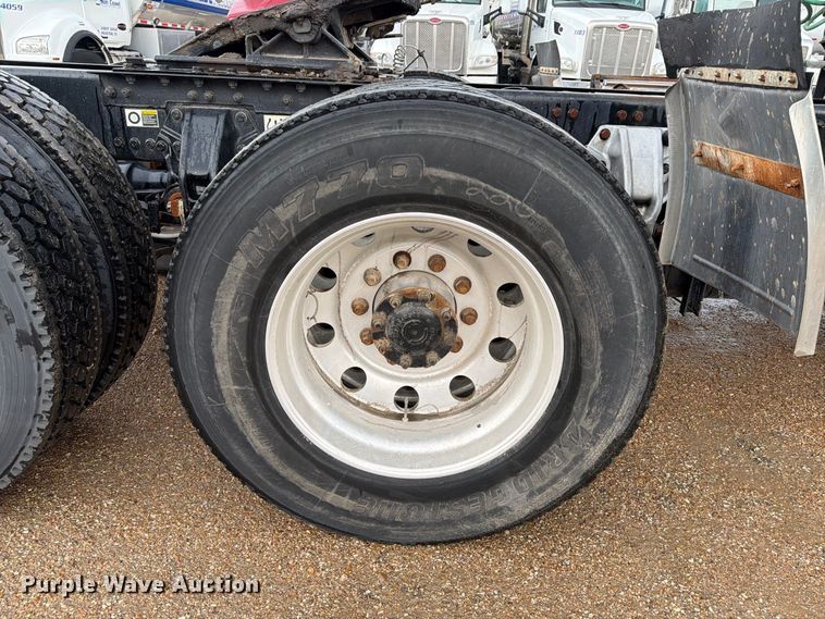 image for item EA7340 2016 Kenworth T880 semi truck