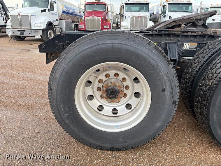 image for item EA7340 2016 Kenworth T880 semi truck