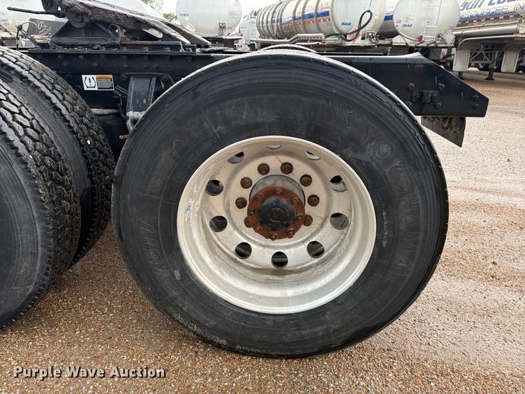 image for item EA7340 2016 Kenworth T880 semi truck