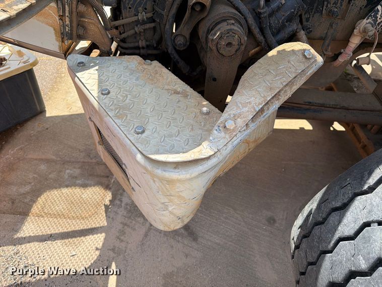 image for item EA7368 2015 Peterbilt 567 fuel truck