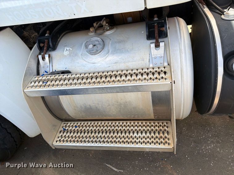 image for item EA7368 2015 Peterbilt 567 fuel truck