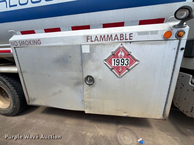 image for item EA7368 2015 Peterbilt 567 fuel truck